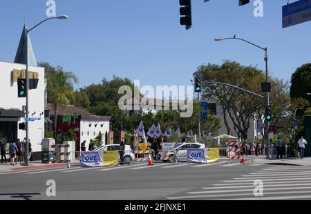 West Hollywood, California, USA 18 aprile 2021 UNA vista generale dell'atmosfera di Robertson, strada chiusa al traffico per ristoranti all'aperto il 18 aprile 2021 a West Hollywood, California, USA. Foto di Barry King/Alamy Stock foto Foto Stock