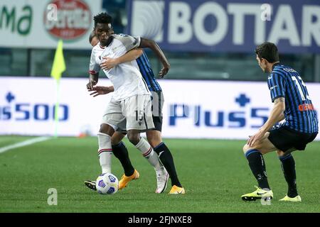 BERGAMO, ITALIA - 25 APRILE: Ibrahima Mbaye di Bologna FC battaglia per il possesso con Hans Hateboer di Atalanta BC durante la serie A match tra Atalanta Bergamo e Bologna allo stadio Gewiss il 25 aprile 2021 a Bergamo, Italia (Foto di Ciro Santangelo/Orange Pictures) Foto Stock