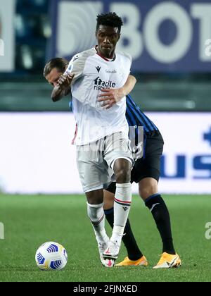 BERGAMO, ITALIA - 25 APRILE: Ibrahima Mbaye di Bologna FC battaglia per il possesso con Hans Hateboer di Atalanta BC durante la serie A match tra Atalanta Bergamo e Bologna allo stadio Gewiss il 25 aprile 2021 a Bergamo, Italia (Foto di Ciro Santangelo/Orange Pictures) Foto Stock