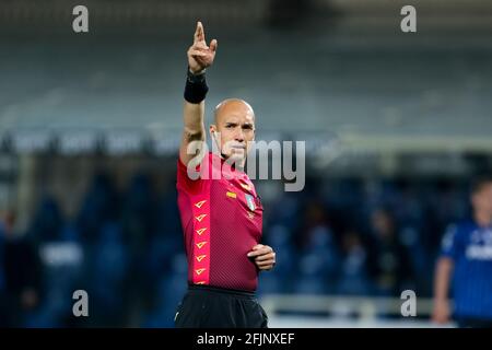 BERGAMO, ITALIA - 25 APRILE: Arbitro Michael Fabbri durante la serie A match tra Atalanta Bergamo e Bologna allo stadio Gewiss il 25 aprile 2021 a Bergamo, Italia (Foto di Ciro Santangelo/Orange Pictures) Foto Stock