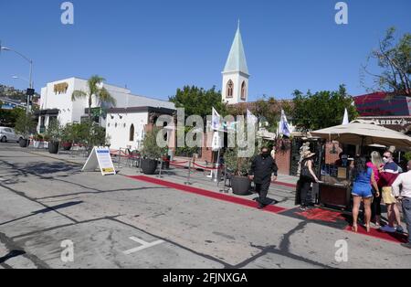 West Hollywood, California, USA 18 aprile 2021 UNA vista generale dell'atmosfera di Robertson, strada chiusa al traffico per ristoranti all'aperto il 18 aprile 2021 a West Hollywood, California, USA. Foto di Barry King/Alamy Stock foto Foto Stock