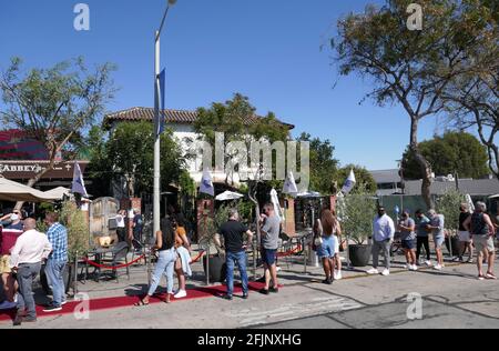 West Hollywood, California, USA 18 aprile 2021 UNA vista generale dell'atmosfera di Robertson, strada chiusa al traffico per ristoranti all'aperto il 18 aprile 2021 a West Hollywood, California, USA. Foto di Barry King/Alamy Stock foto Foto Stock