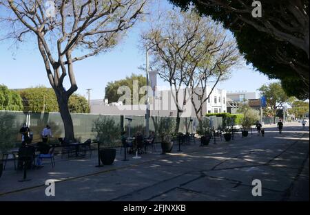 West Hollywood, California, USA 18 aprile 2021 UNA vista generale dell'atmosfera di Robertson, strada chiusa al traffico per ristoranti all'aperto il 18 aprile 2021 a West Hollywood, California, USA. Foto di Barry King/Alamy Stock foto Foto Stock