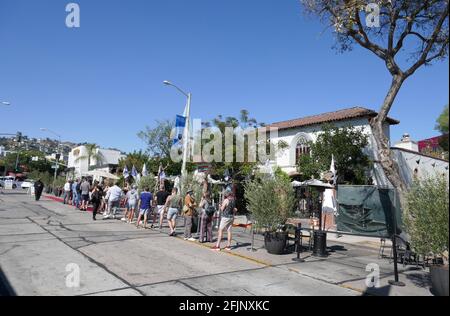 West Hollywood, California, USA 18 aprile 2021 UNA vista generale dell'atmosfera di Robertson, strada chiusa al traffico per ristoranti all'aperto il 18 aprile 2021 a West Hollywood, California, USA. Foto di Barry King/Alamy Stock foto Foto Stock