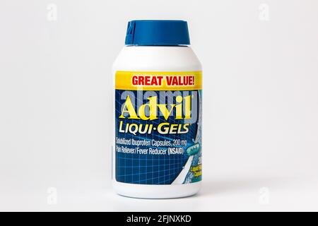 ST. PAUL, MN,USA - 25 APRILE 2021 - contenitore Advil Liqui-gel e logo del marchio. Foto Stock