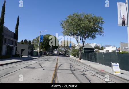 West Hollywood, California, USA 18 aprile 2021 UNA vista generale dell'atmosfera di Robertson, strada chiusa al traffico per ristoranti all'aperto il 18 aprile 2021 a West Hollywood, California, USA. Foto di Barry King/Alamy Stock foto Foto Stock