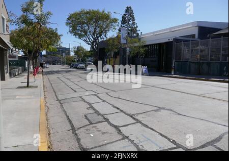 West Hollywood, California, USA 18 aprile 2021 UNA vista generale dell'atmosfera di Robertson, strada chiusa al traffico per ristoranti all'aperto il 18 aprile 2021 a West Hollywood, California, USA. Foto di Barry King/Alamy Stock foto Foto Stock