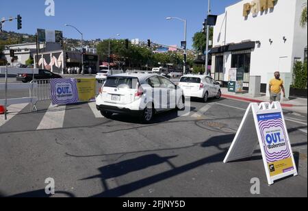 West Hollywood, California, USA 18 aprile 2021 UNA vista generale dell'atmosfera di Robertson, strada chiusa al traffico per ristoranti all'aperto il 18 aprile 2021 a West Hollywood, California, USA. Foto di Barry King/Alamy Stock foto Foto Stock