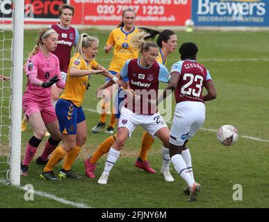 Dagenham, Regno Unito. 25 Apr 2021. DAGENHAM, INGHILTERRA - APRILE 25: Poppy Pattinson di Everton Ladies(Yellow) durante la partita di Barclays fa Women's Super League tra West Ham United Women ed Everton al Chigwell Construction Stadium il 25 Aprile 2021 a Dagenham, Inghilterra Credit: Action Foto Sport/Alamy Live News Foto Stock