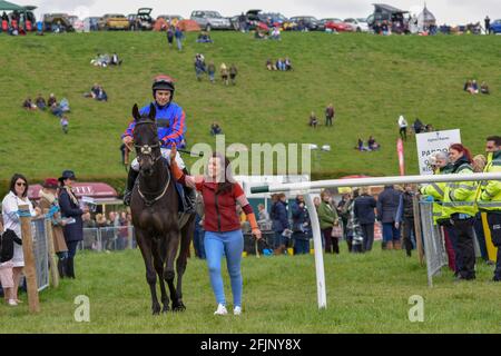 Eyton corre in una festa di banca Lunedi, Horse Racing al suo meglio. Foto Stock