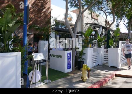 West Hollywood, California, USA 18 aprile 2021 UNA vista generale dell'atmosfera di Robertson, strada chiusa al traffico per ristoranti all'aperto il 18 aprile 2021 a West Hollywood, California, USA. Foto di Barry King/Alamy Stock foto Foto Stock