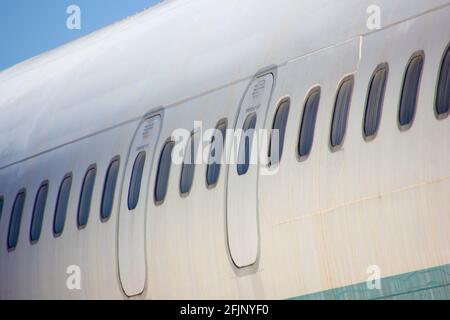 Portelli di uscita di emergenza e porte dei finestrini sull'aereo passeggeri Foto Stock