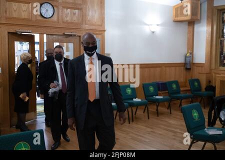 New York, New York, Stati Uniti. 25 Apr 2021. IL candidato mayoral di New York, RAY MCGUIRE, assiste alla chiesa Battista di New Mount Zion, nel quartiere Harlem di New York. I partiti democratici e repubblicani di New York selezioneranno i loro candidati alle elezioni primarie il 22 giugno 2021 facendo la prima scelta classificata. Credit: Brian Branch Price/ZUMA Wire/Alamy Live News Foto Stock