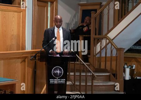 New York, New York, Stati Uniti. 25 Apr 2021. IL candidato mayoral di New York, RAY MCGUIRE, assiste alla chiesa Battista di New Mount Zion, nel quartiere Harlem di New York. I partiti democratici e repubblicani di New York selezioneranno i loro candidati alle elezioni primarie il 22 giugno 2021 facendo la prima scelta classificata. Credit: Brian Branch Price/ZUMA Wire/Alamy Live News Foto Stock