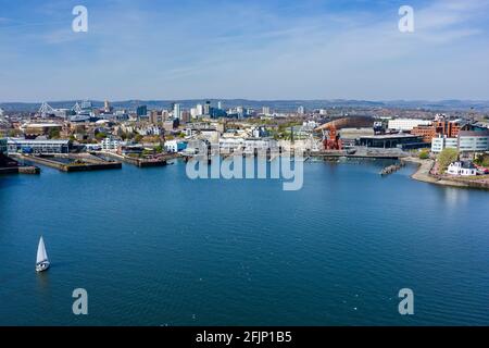 Vista aerea del drone della baia di Cardiff, la capitale del Galles, Regno Unito Foto Stock