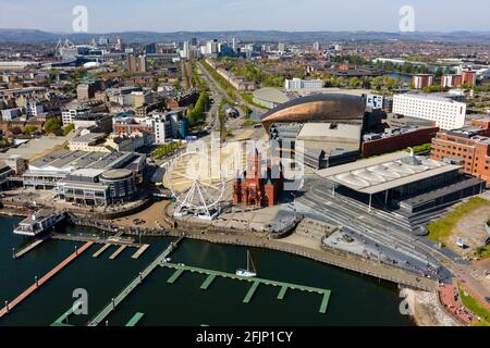 Vista aerea dei luoghi di interesse della baia di Cardiff, Galles, tra cui il Parlamento gallese e Pierhead Foto Stock