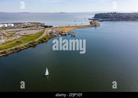 Vista aerea del drone della baia di Cardiff Barrage che separa la laguna Dalle acque maridali del canale di Bristol Foto Stock