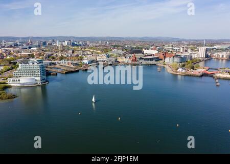 Vista aerea della baia di Cardiff e della città sullo sfondo di Cardiff, capitale del Galles Foto Stock