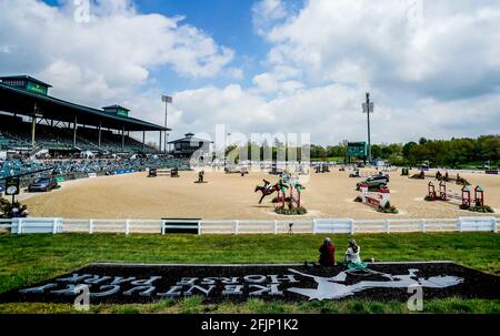 Lexington, Kentucky, Stati Uniti. 25 Apr 2021. 25 aprile 2021: Scene delle finali di salto dello stadio senza tifosi, e solo volontari e collegamenti con concorrenti, al Kentucky Horse Park di Lexington, Kentucky. Scott Serio/Eclipse Sportswire/CSM/Alamy Live News Foto Stock