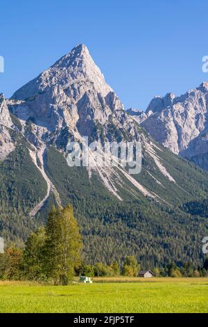 Vista, pista ciclabile Via Claudia Augusta, Ehrwalder Sonnenspitze sul retro, attraversamento delle Alpi, paesaggio montano, Alpi, Ehrwalder Becken, Vicino a Ehrwald Foto Stock