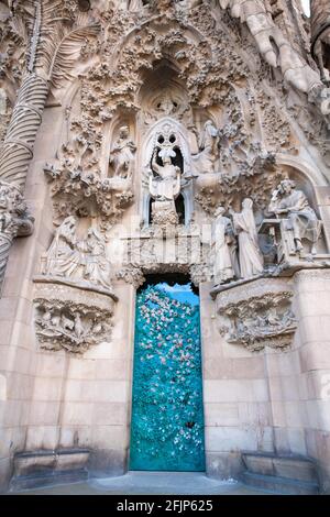 Sculture la facciata, la Sagrada Familia, il Tempio Expiani de la Sagrada Familia, Antoni Gaudi, Patrimonio dell'Umanità dell'UNESCO, Eixample, Barcellona Foto Stock