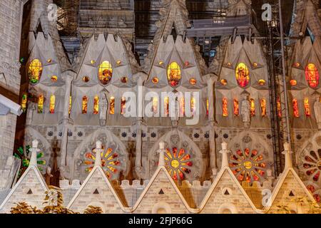 Sculture la facciata, la Sagrada Familia, di notte, Tempio Expiani de la Sagrada Familia, Antoni Gaudi, Patrimonio dell'Umanità dell'UNESCO, Eixample Foto Stock