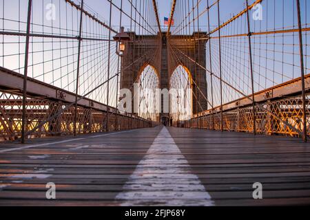 Brooklyn Bridge bei Sonnenaufgang, Brooklyn, Manhattan, New York City, New York, STATI UNITI Foto Stock