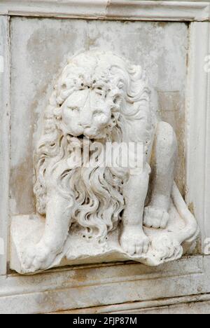 Leone in pietra sulla parete della casa, ingresso all'Arsenale, Venezia, Veneto, Italia Foto Stock