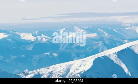 Piste da sci in un giorno di sole brillante. Cielo blu chiaro Inverno Paesaggio . Foto di alta qualità Foto Stock