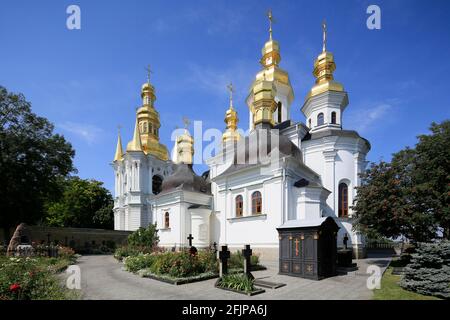 Chiesa e cimitero presso le grotte di far nella bassa Lavra, il Monastero della Grotta di Kiev o il Monastero della Santa Assunzione), Kiev, Ucraina Foto Stock