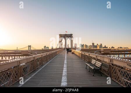 Brooklyn Bridge bei Sonnenaufgang, Brooklyn, Manhattan, New York City, New York, STATI UNITI Foto Stock