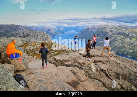 Monaco tra i turisti a Preikestolen (la roccia del pulpito) a Lysefjord in Norvegia. Ein Mönch mit Touristen auf dem Preikestolen am Lysefjord in Norwegen. Foto Stock