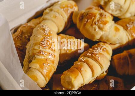 Primo piano su croissant freschi fatti in casa sul tavolo in ciotola Foto Stock