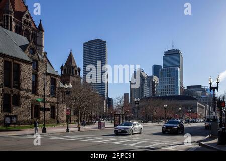 Boston, ma - 8 aprile 2021: Quartiere di Back Bay di Boston con uffici e la chiesa della Trinità. Centro di Boston in Boylston Street. Foto Stock