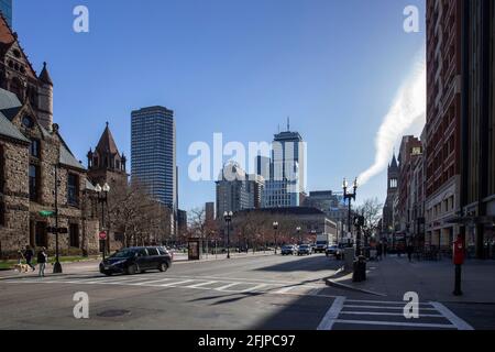 Boston, ma - 8 aprile 2021: Quartiere di Back Bay di Boston con uffici e la chiesa della Trinità. Centro di Boston in Boylston Street. Foto Stock