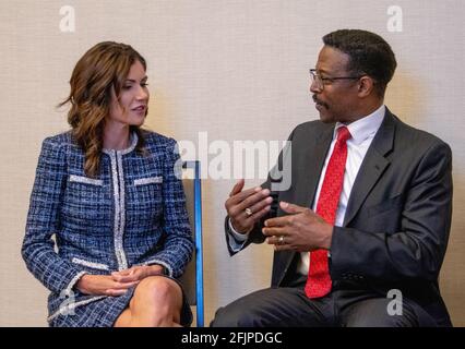 Il governatore del South Dakota Kristi Noem (L) è intervistato per locale Spettacolo televisivo "Be coraggioso" ospitato da Tony Barton (R) su La rete Watch Kansas Foto Stock