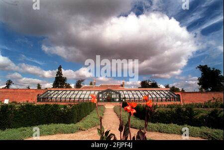 Il National Trust ha appena completato un restauro del 2000 settembre del giardino murato a Wimpole Hall, tra cui la ricostruzione del glassshousesto il progetto originale del 18 ° secolo architetto Sir John Soane, sono stati distrutti da una bomba tedesca nella seconda guerra mondiale. Foto Stock