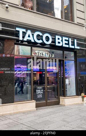 Il Taco Bell apre ‘dil ristorante 'solo digitale' a Times Square, che serve booze, New York, USA Foto Stock
