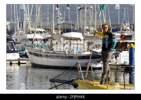 Gordon Ramsay è entrato a far parte del team ABN AMRO nella Volvo Ocean Race come consulente alimentare per il team olandese. Cercherà di migliorare il gusto e il contenuto nutricianale del cibo essiccato a bordo. Gordon ha potuto assistere alla gara di squadra nella prima gara in porto della gara mondiale di Sanxenxo sulla costa settentrionale della Spagna.pic David Sandison 4+5/11/2005 Foto Stock