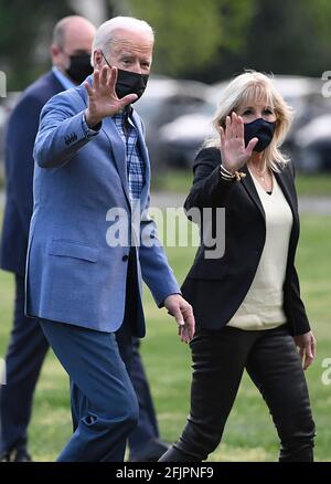 Washington, DC. 25 Apr 2021. Il presidente degli Stati Uniti Joe Biden e la prima signora Dr. Jill Biden ondeggiano alla stampa quando tornano alla Casa Bianca, domenica 25 aprile 2021, a Washington, CC. I Bidens hanno trascorso il fine settimana a casa loro a Wilmington, Delaware. Credit: Mike Theiler/Pool via CNP | Usage worldwide Credit: dpa/Alamy Live News Foto Stock