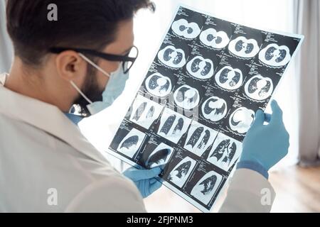 Covid-19 scannerizzare il corpo con la mano del medico maschile indossando guanti primo piano Foto Stock