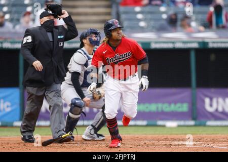 CLEVELAND, OH - APRILE 24: Jose Ramírez (11) degli Indiani di Cleveland si guarda in su dopo aver colpito un campo da triplo a profondo di destra durante una partita contro il nuovo Foto Stock