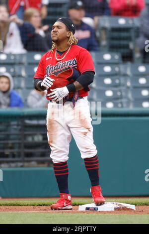 CLEVELAND, OH - APRILE 24: Jose Ramírez (11) degli Indiani di Cleveland reagisce dopo aver colpito un triplo durante una partita contro gli Yankees di New York a Progr Foto Stock