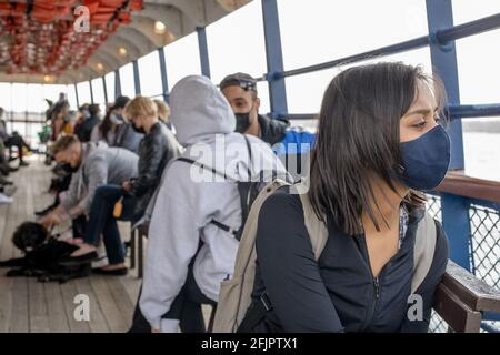 Toronto, Canada. 24 Apr 2021. Le persone che indossano maschere per il viso come misura preventiva usano un traghetto per l'isola di Toronto. (Foto di Shawn Goldberg/SOPA Images/Sipa USA) Credit: Sipa USA/Alamy Live News Foto Stock