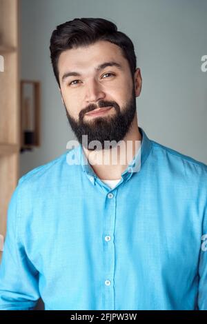 Uomo d'affari con un'emozione sicura e amichevole con il sorriso sul colpo di testa del viso verticale Foto Stock