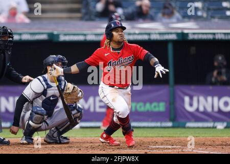 CLEVELAND, OH - 24 APRILE: Jose Ramírez (11) dei Cleveland Indians pipistrelli durante una partita contro i New York Yankees al campo progressivo il 24 aprile, Foto Stock