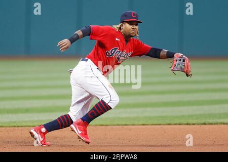 CLEVELAND, OH - APRILE 24: Jose Ramírez (11) degli Indiani di Cleveland si posiziona alla terza base durante una partita contro gli Yankees di New York a P. Foto Stock