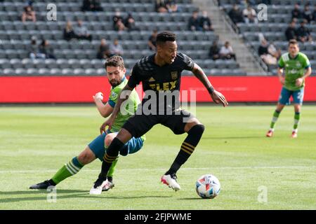 Il centrocampista del Los Angeles FC Mark-Anthony Kaye (14) è difeso dal centrocampista di Seattle Sounders Joao Paulo (6) durante una partita MLS, sabato 24 aprile 202 Foto Stock