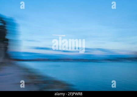 25 aprile 2021: Fiori viola di jacaranda, albero di eucalipto, luna piena, e nuvole durante il tramonto a San Diego, California Domenica 25 aprile 2021. Credit: Rishi Deka/ZUMA Wire/Alamy Live News Foto Stock