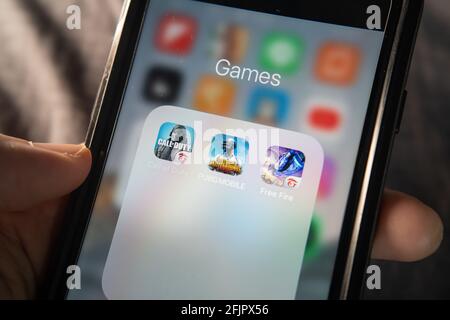Bangkok, Thailandia - 17 Aprile 2021 : iPhone 7 che mostra il suo schermo con i giochi di tiro popolari che sono Call of Duty mobile, PUBG mobile e Free Fire. Foto Stock